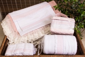 Casinha de abelha rosa